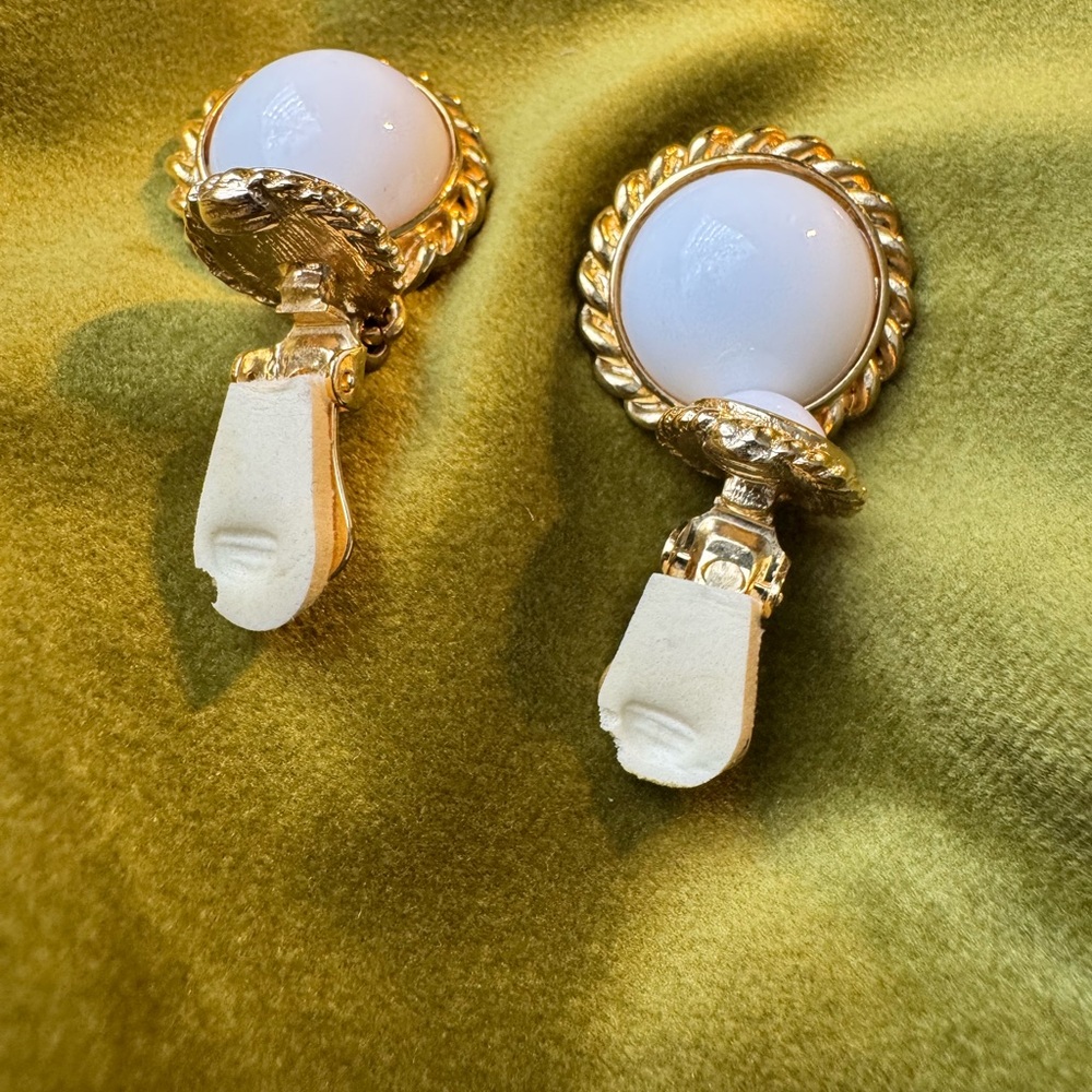 Kenneth Jay Lane Gold and White Statement Clip on Earrings - Picture 3 of 6